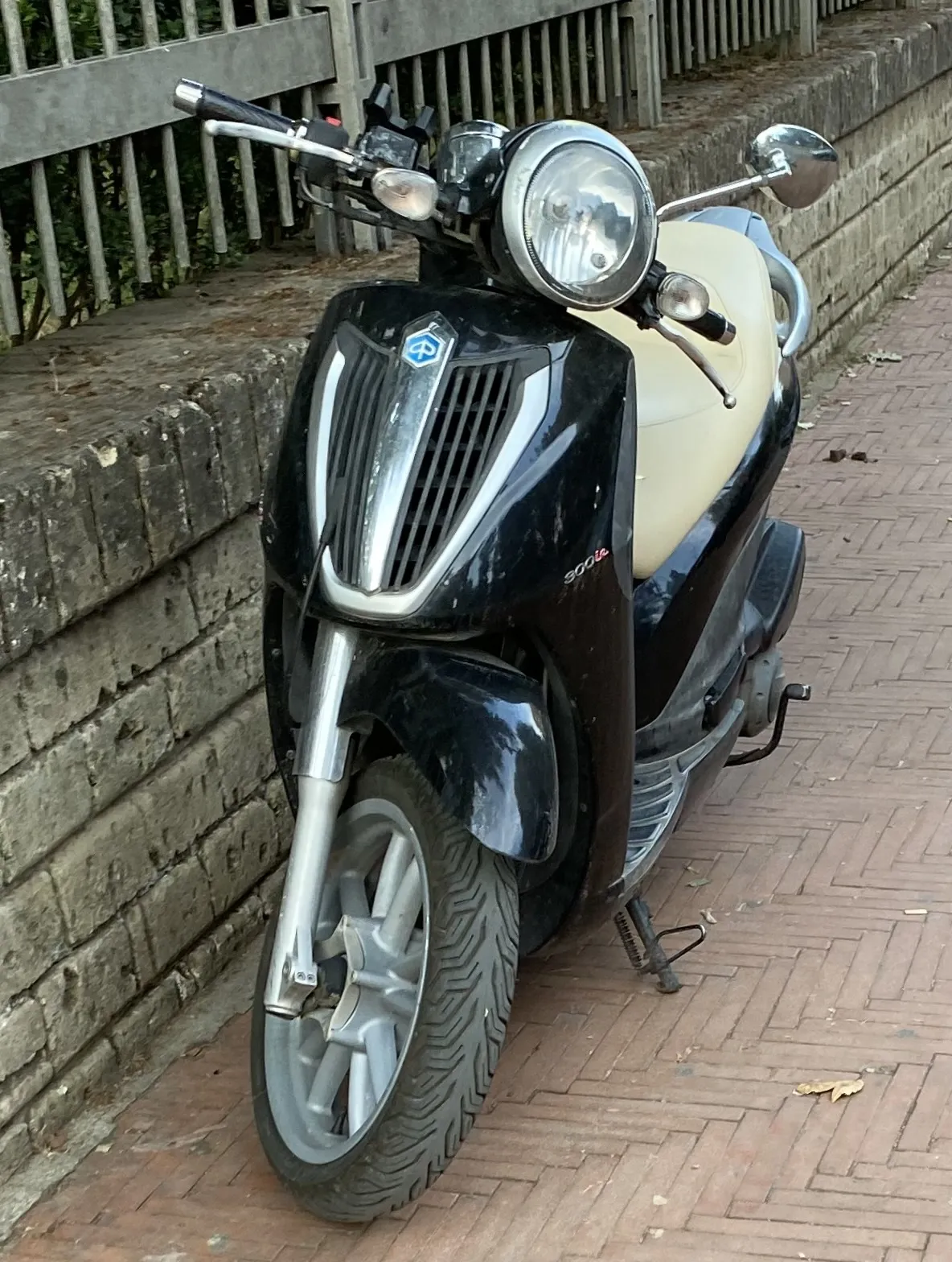 Piaggio Carnaby 300 Cruiser scooter