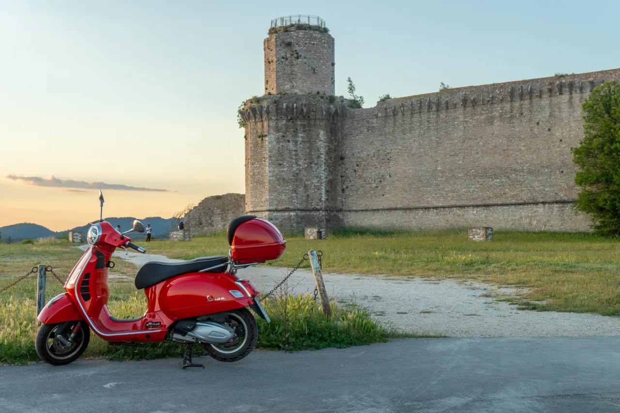 Rode Vespa scooter voor Rocca Maggiore, Assisi