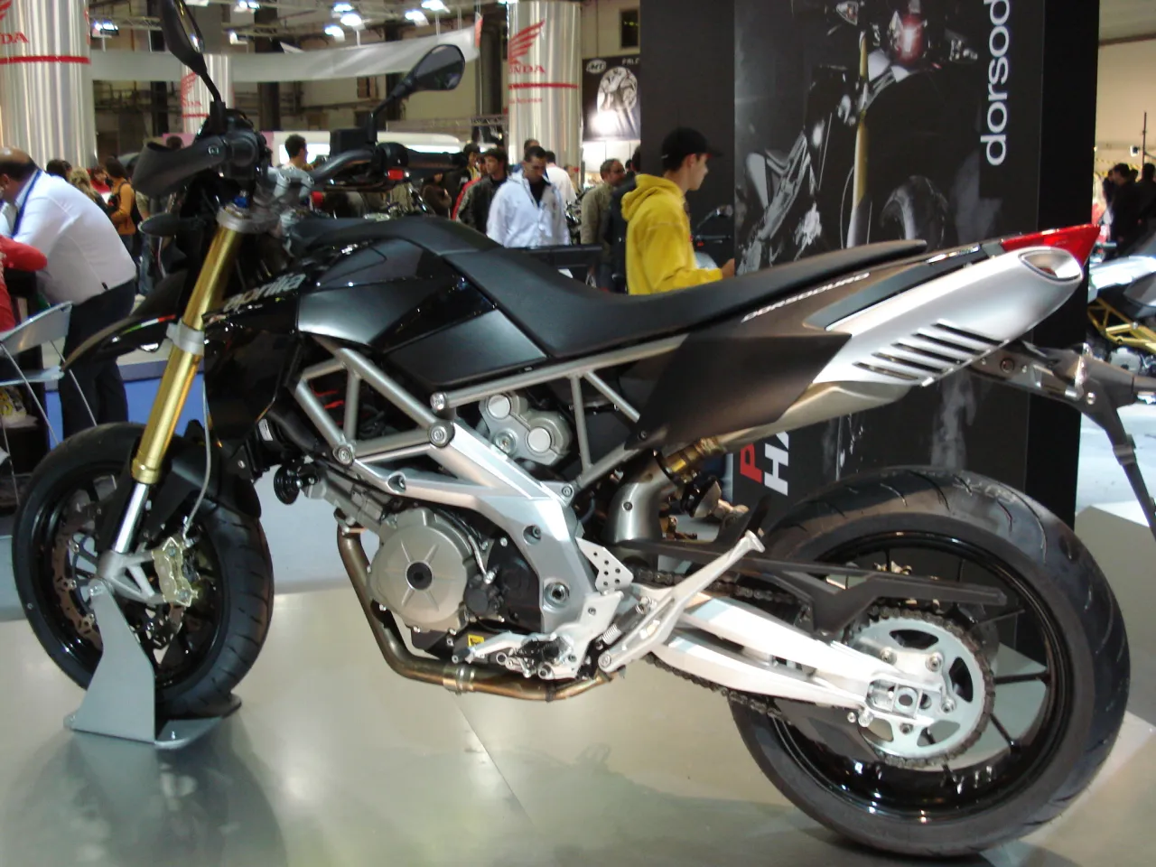 Aprilia Dorsoduro 750 zijaanzicht