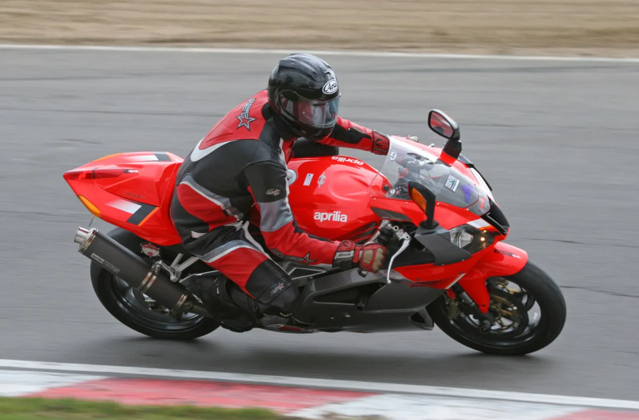 Aprilia RSV 1000 R rood