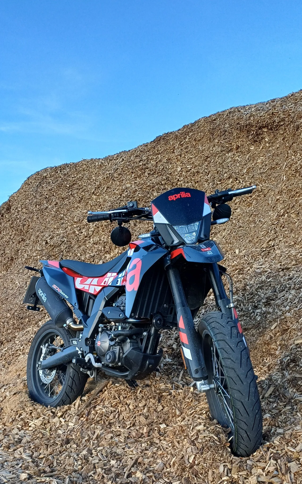 Aprilia SX 125 model 2025 zwart-rood