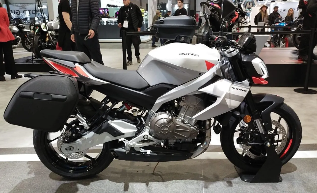 Aprilia Tuono 457 zijaanzicht