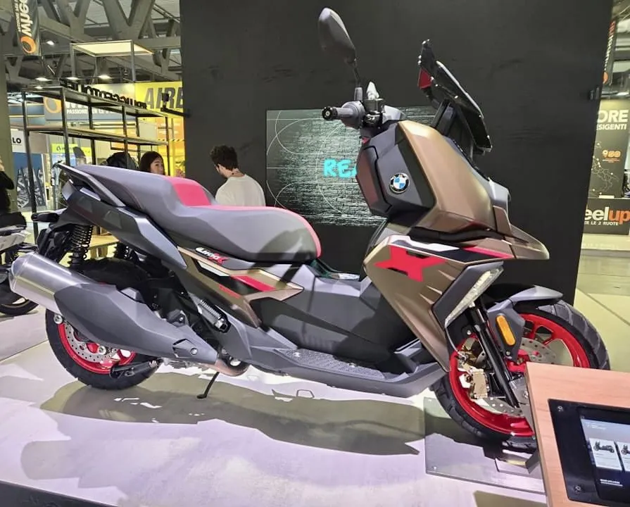 BMW C 400 X maxi-scooter zijaanzicht grijs