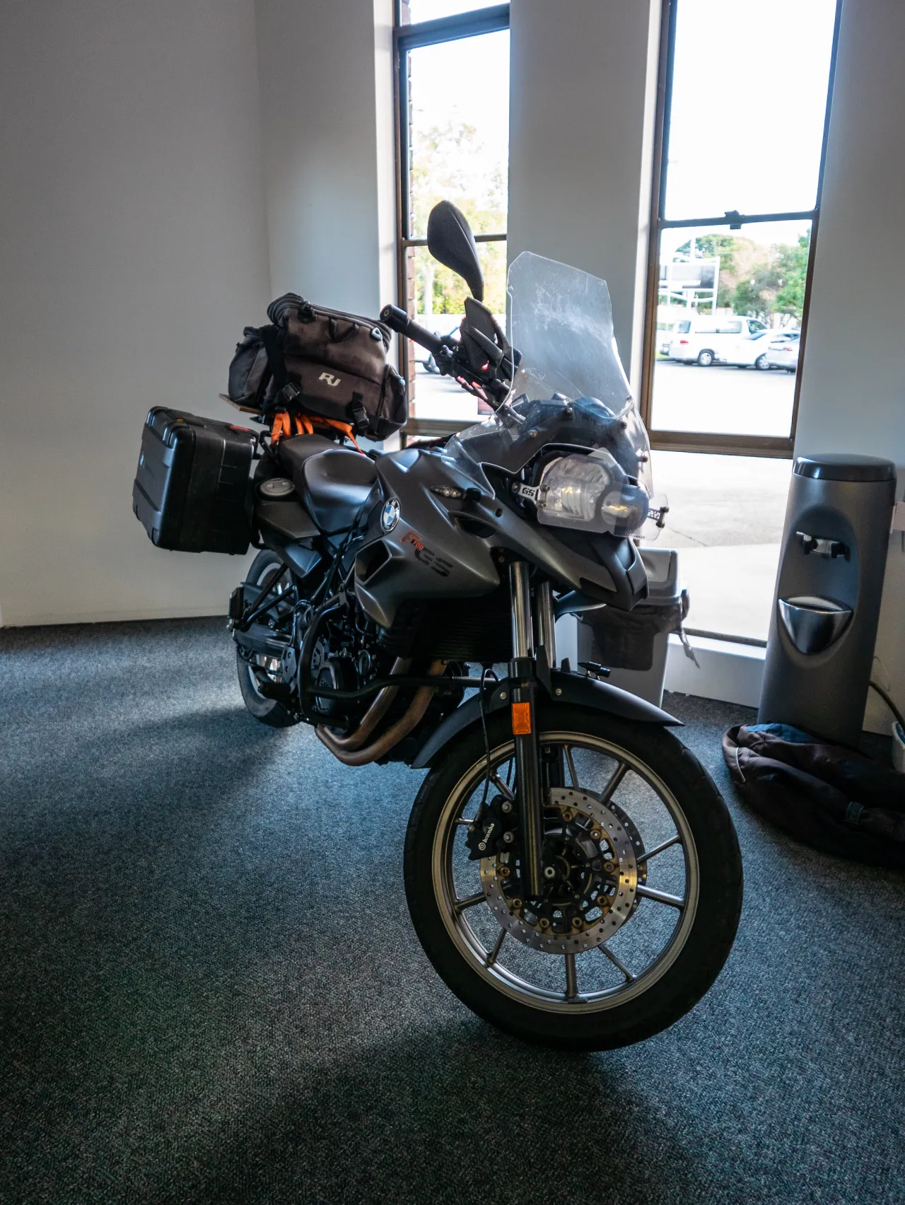 BMW F 700 GS geparkeerd