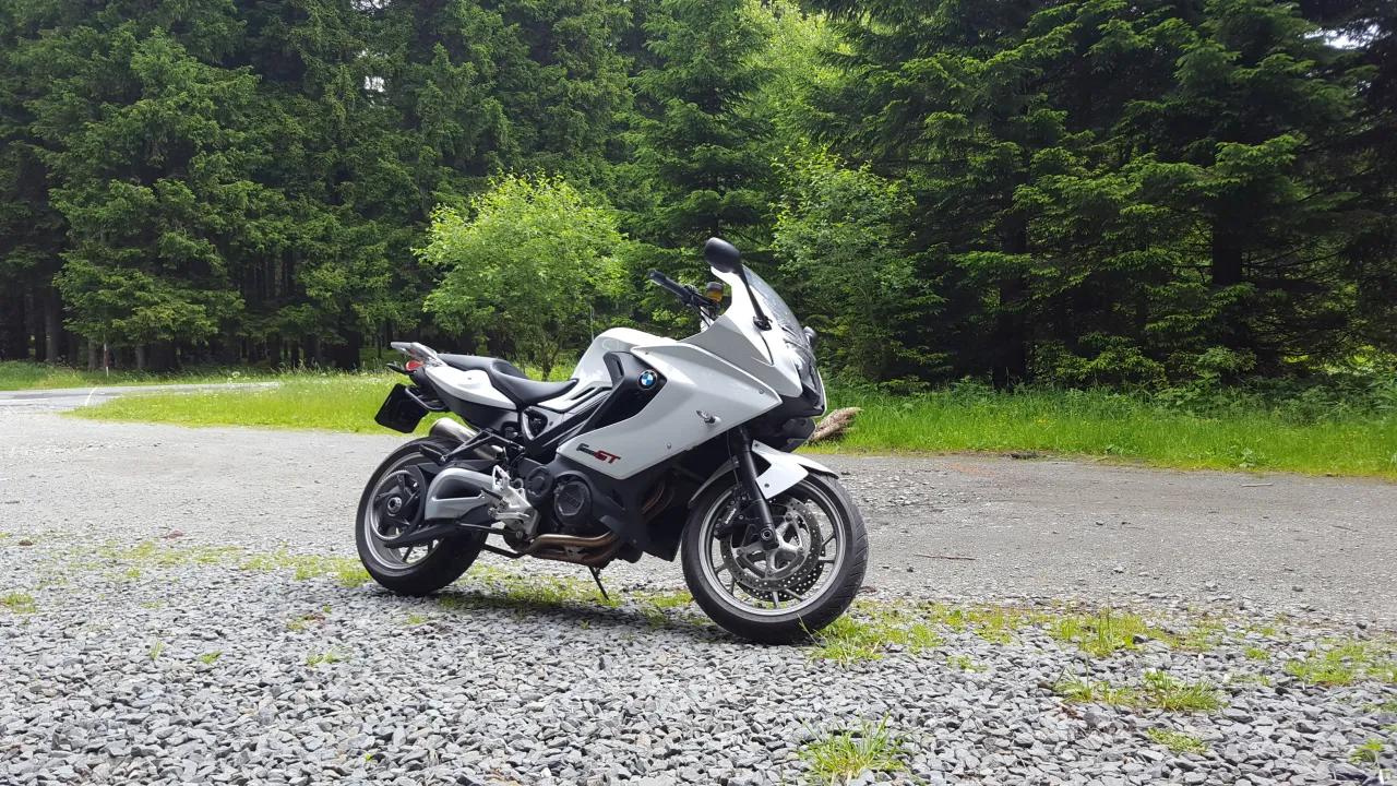 BMW F800GT wit driekwart aanzicht