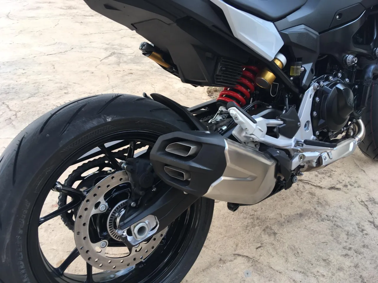 BMW F 900 R cockpit and front