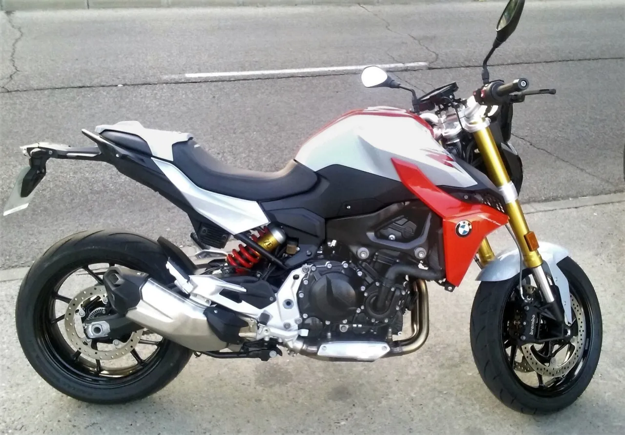 BMW F 900 R close-up