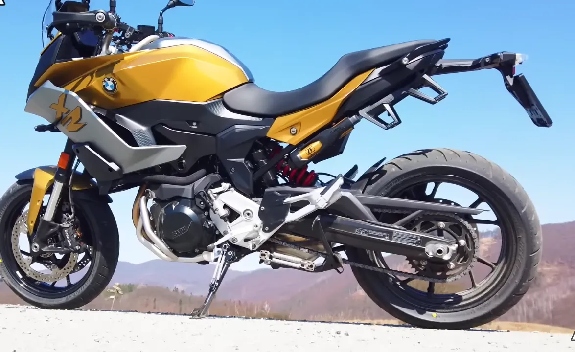 BMW F 900 XR studio aanzicht