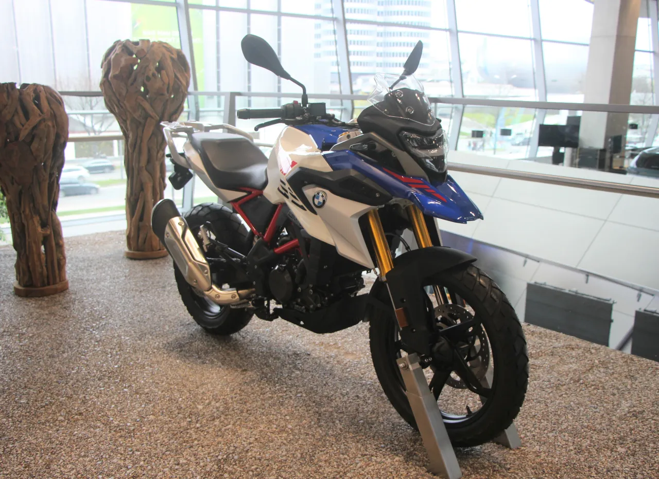 BMW G 310 GS vooraanzicht 2023