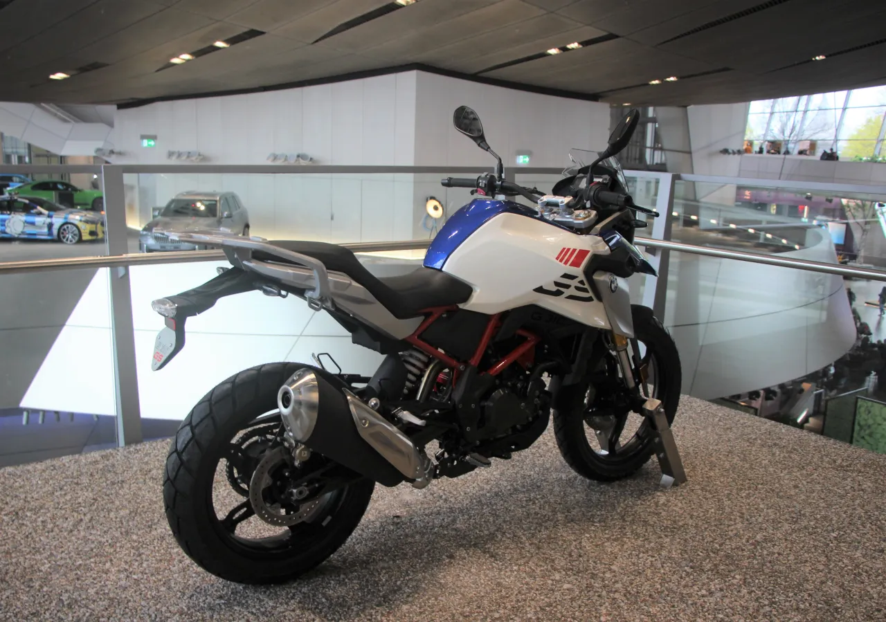 BMW G 310 GS adventure motorfiets zijaanzicht