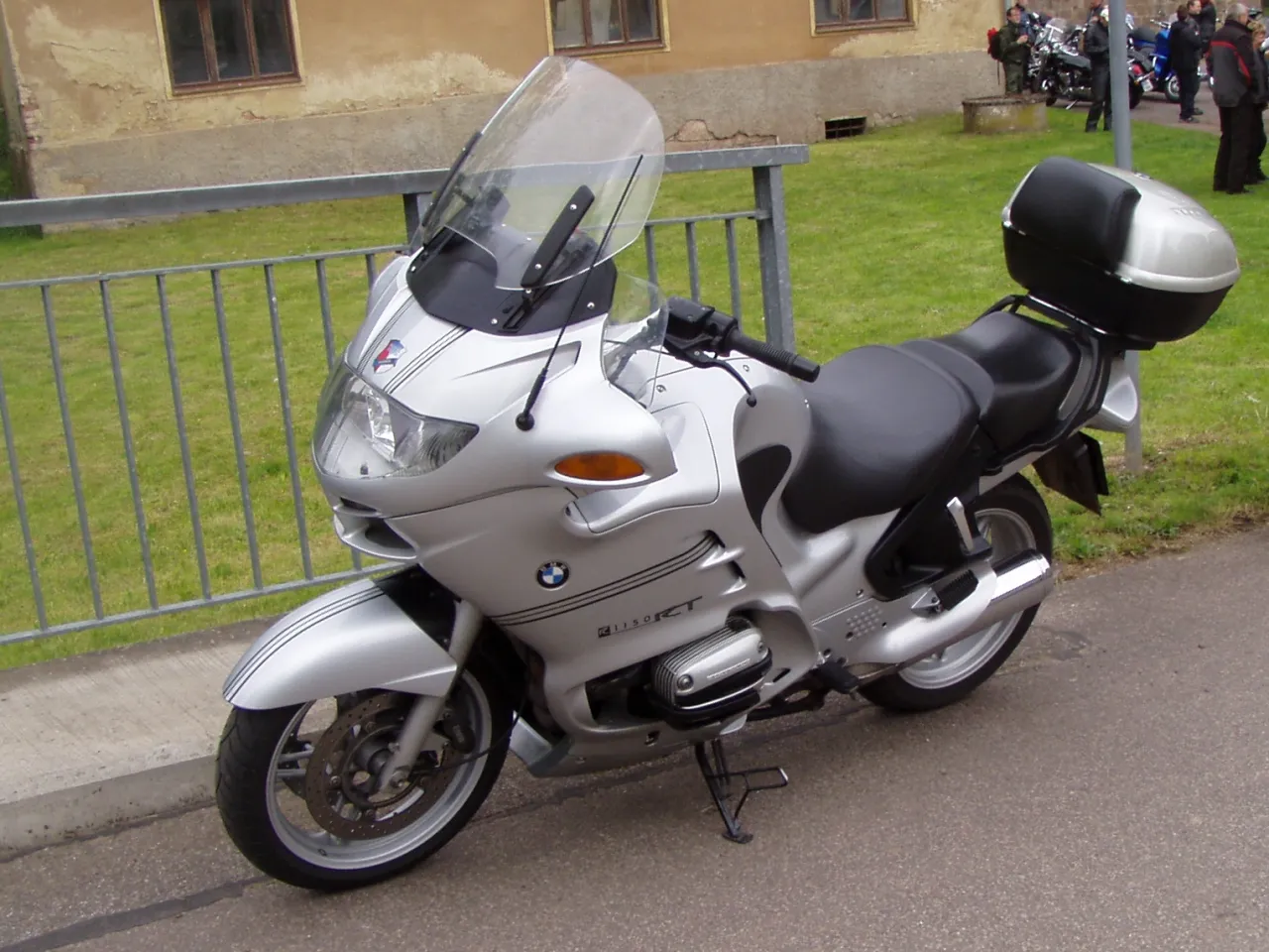 BMW R1150RT geparkeerd in Otovice