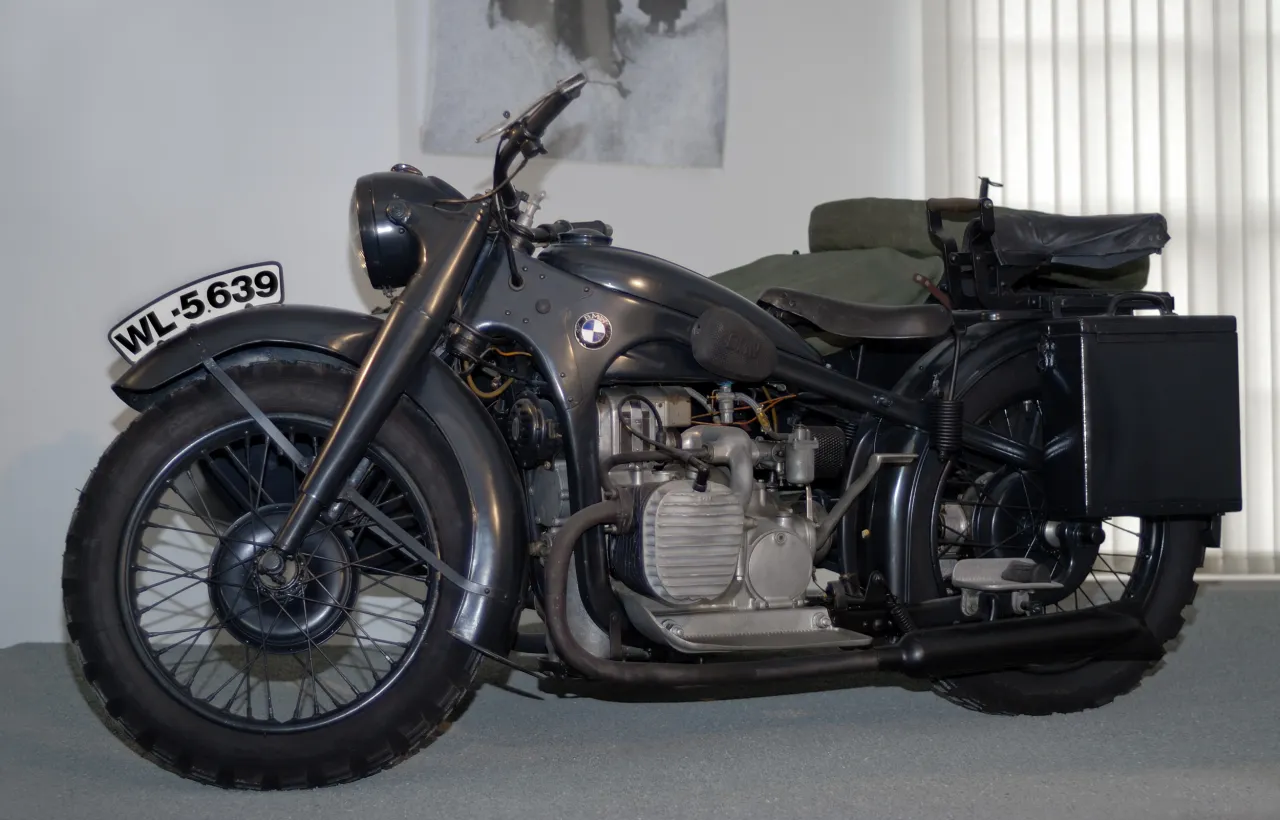 BMW R 12 vintage motorfiets zijaanzicht