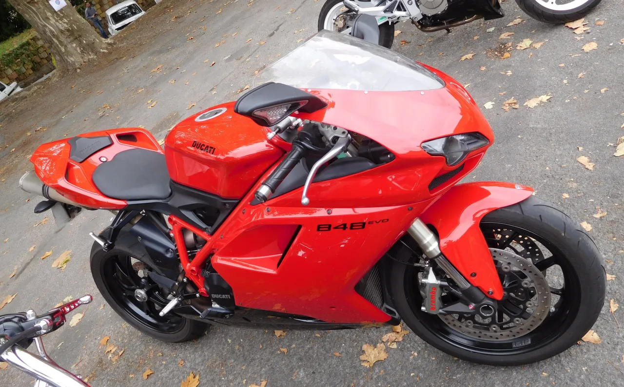 Ducati 848 EVO rood zijaanzicht