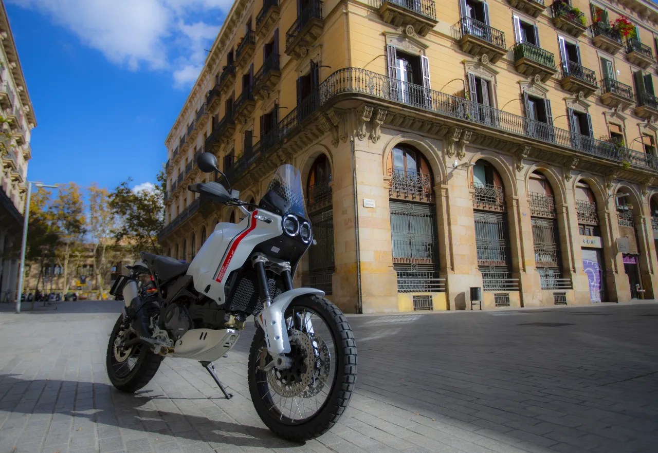 Ducati DesertX in Barcelona straatbeeld