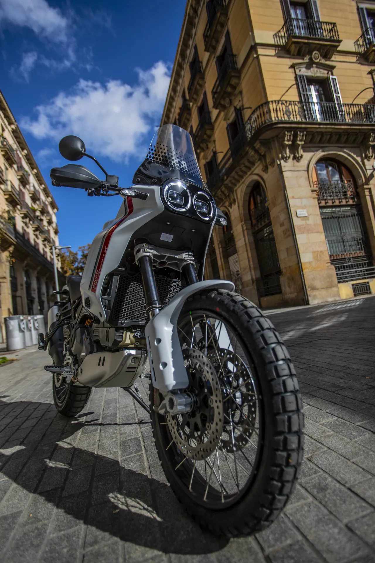 Ducati DesertX adventure motor zijaanzicht