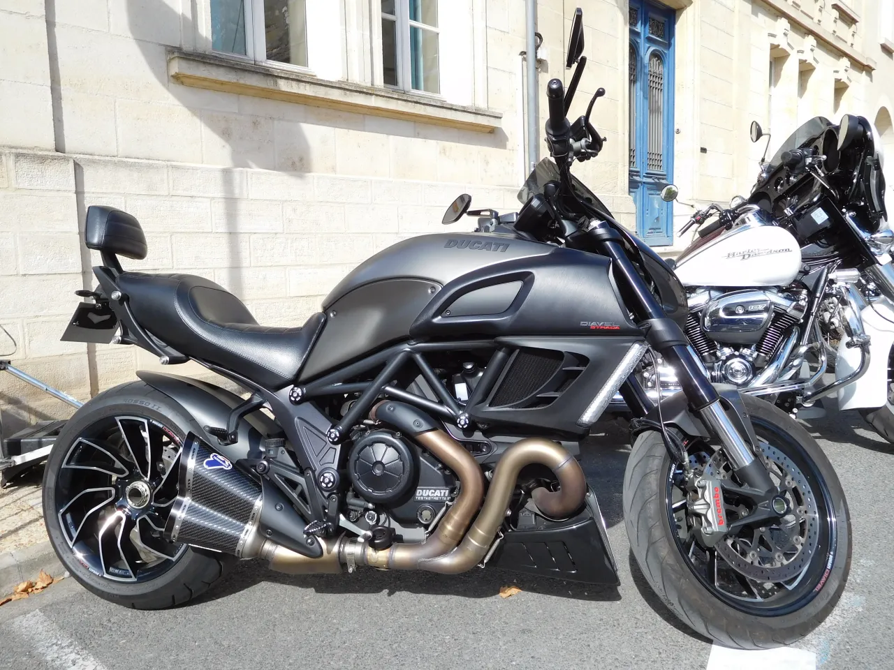 Ducati Diavel Strada zijaanzicht