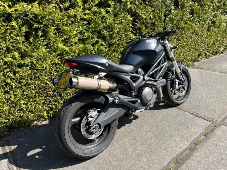 Ducati Monster 696 naked motorfiets rechterzijde