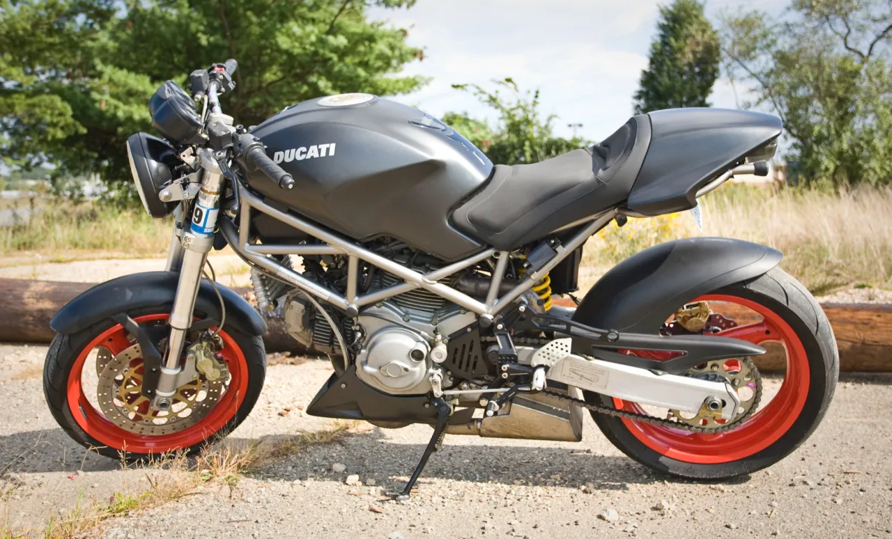 Ducati Monster zijaanzicht