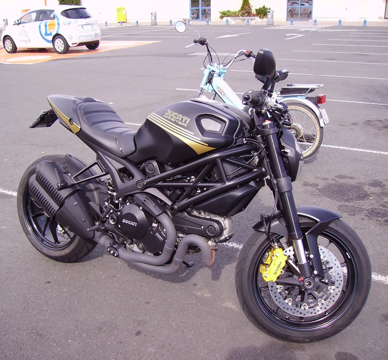 Ducati Monster zijaanzicht
