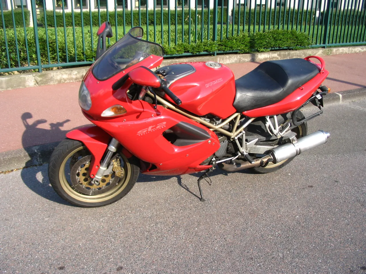 Ducati ST2 sport-tourer zijaanzicht
