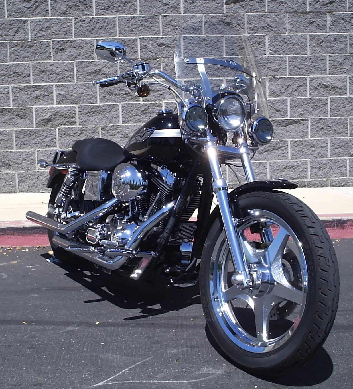 Harley-Davidson Low Rider cruiser zijaanzicht