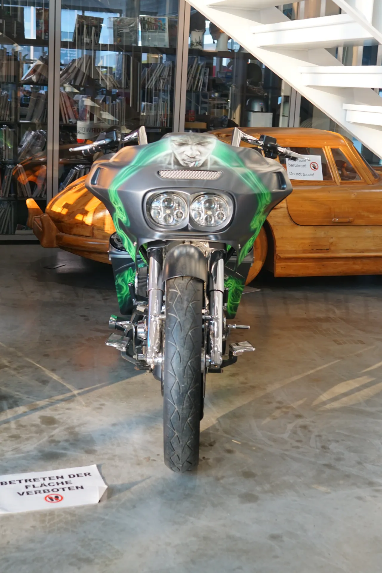 Harley-Davidson Road Glide tourer met frame-mounted shark-nose fairing