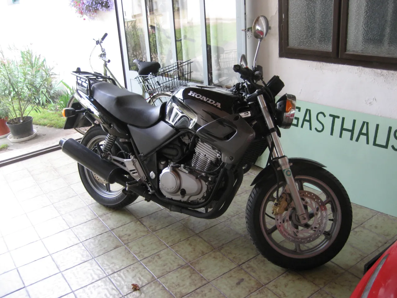 Honda CB500 middenklasse motorfiets zijaanzicht