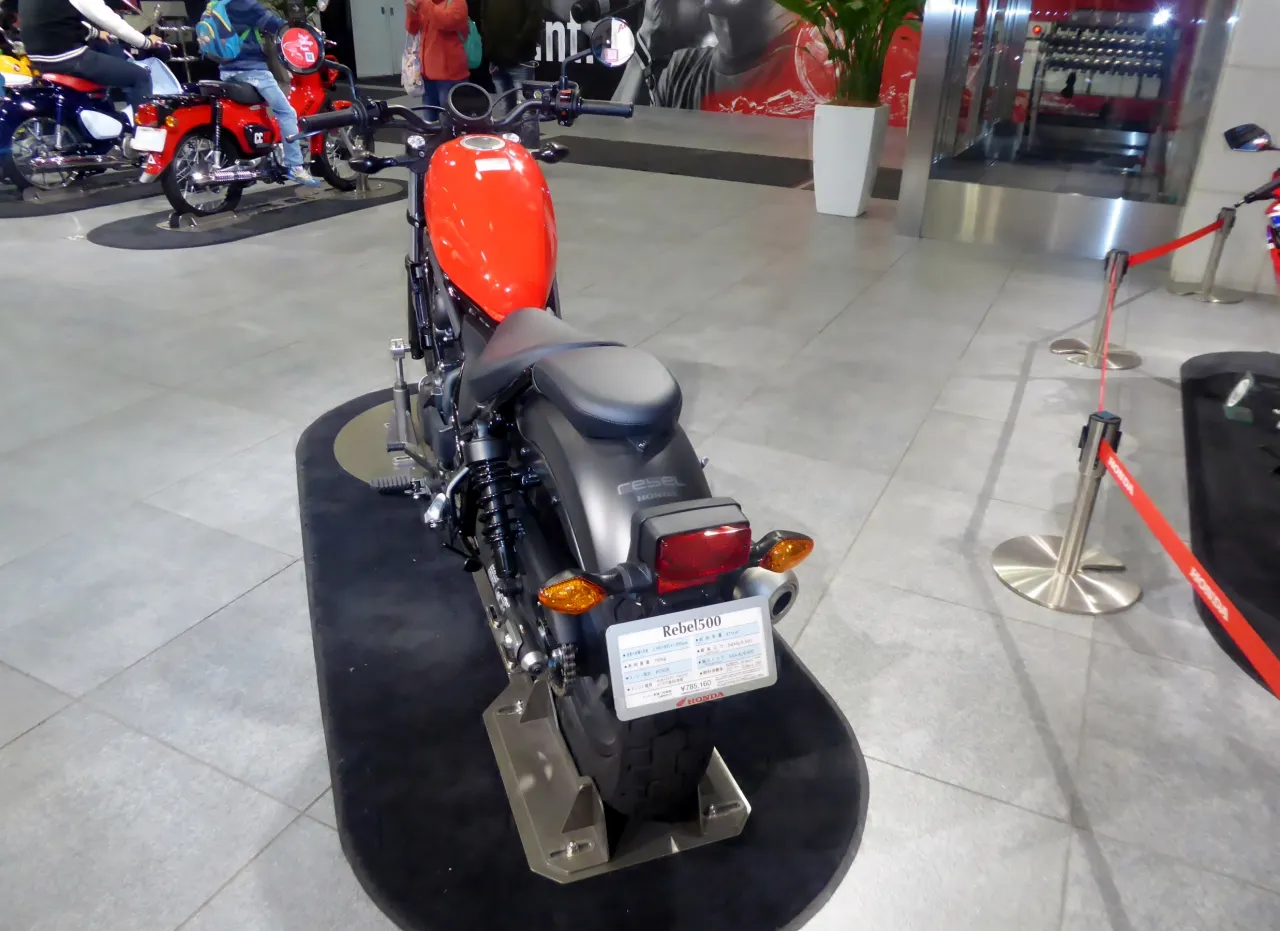 Honda Rebel 500 achteraanzicht