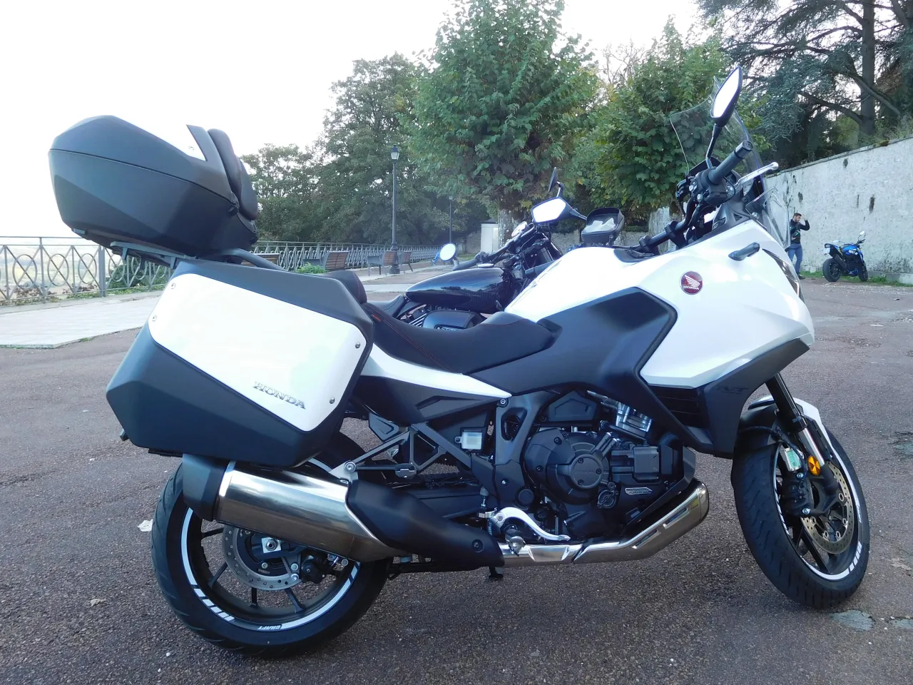 Honda NT1100 zijaanzicht
