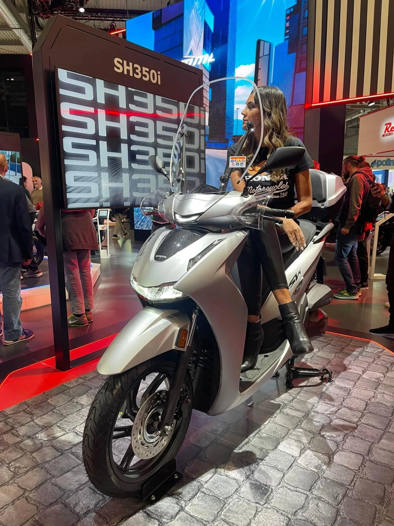 Honda SH 350i 2025 premium maxi-scooter zijaanzicht