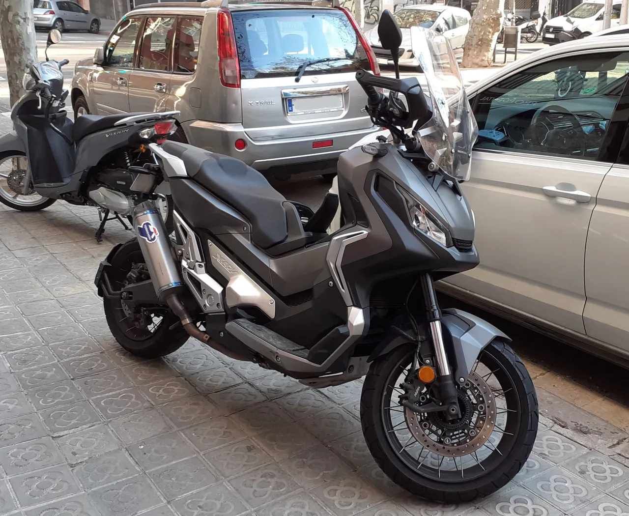 Honda X-ADV op straat in Barcelona