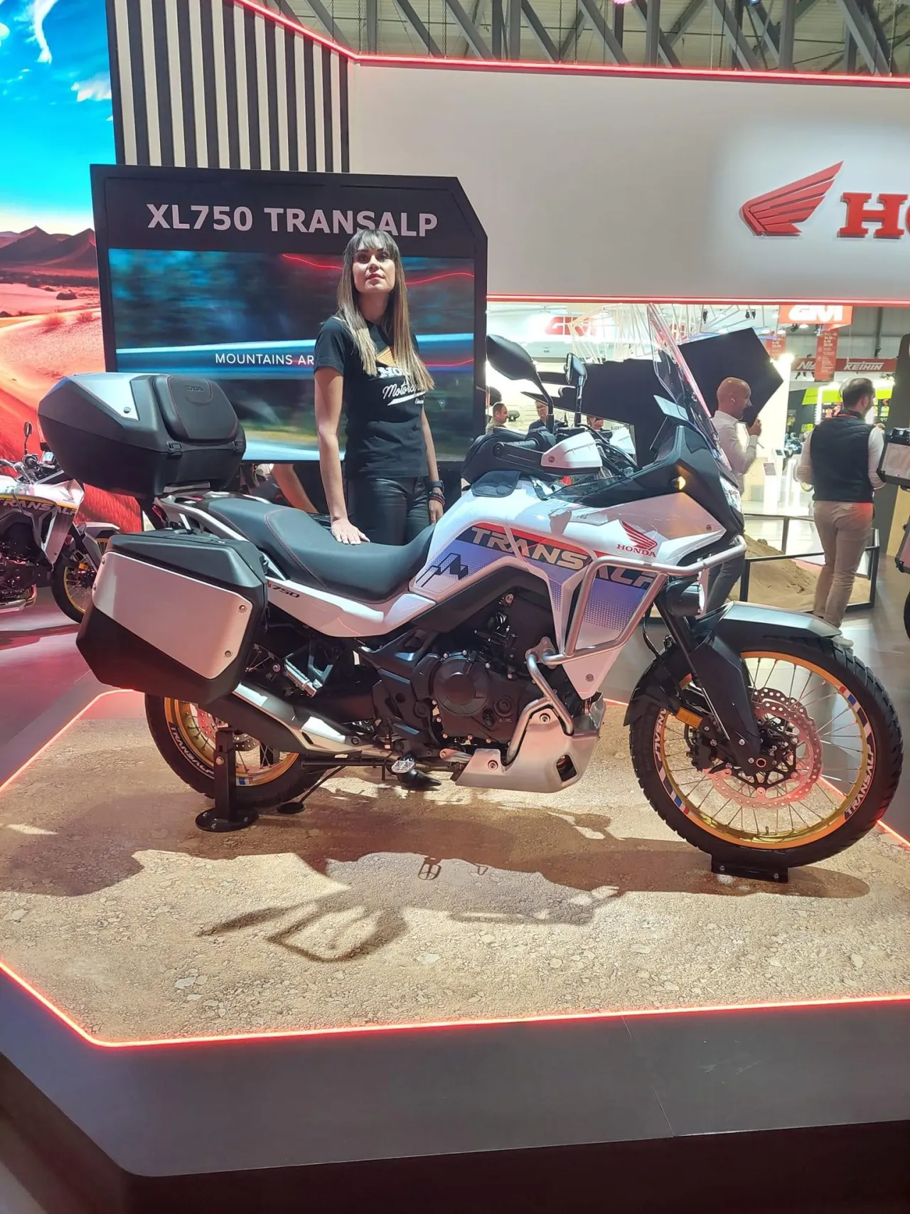 Honda XL 750 Transalp zijaanzicht