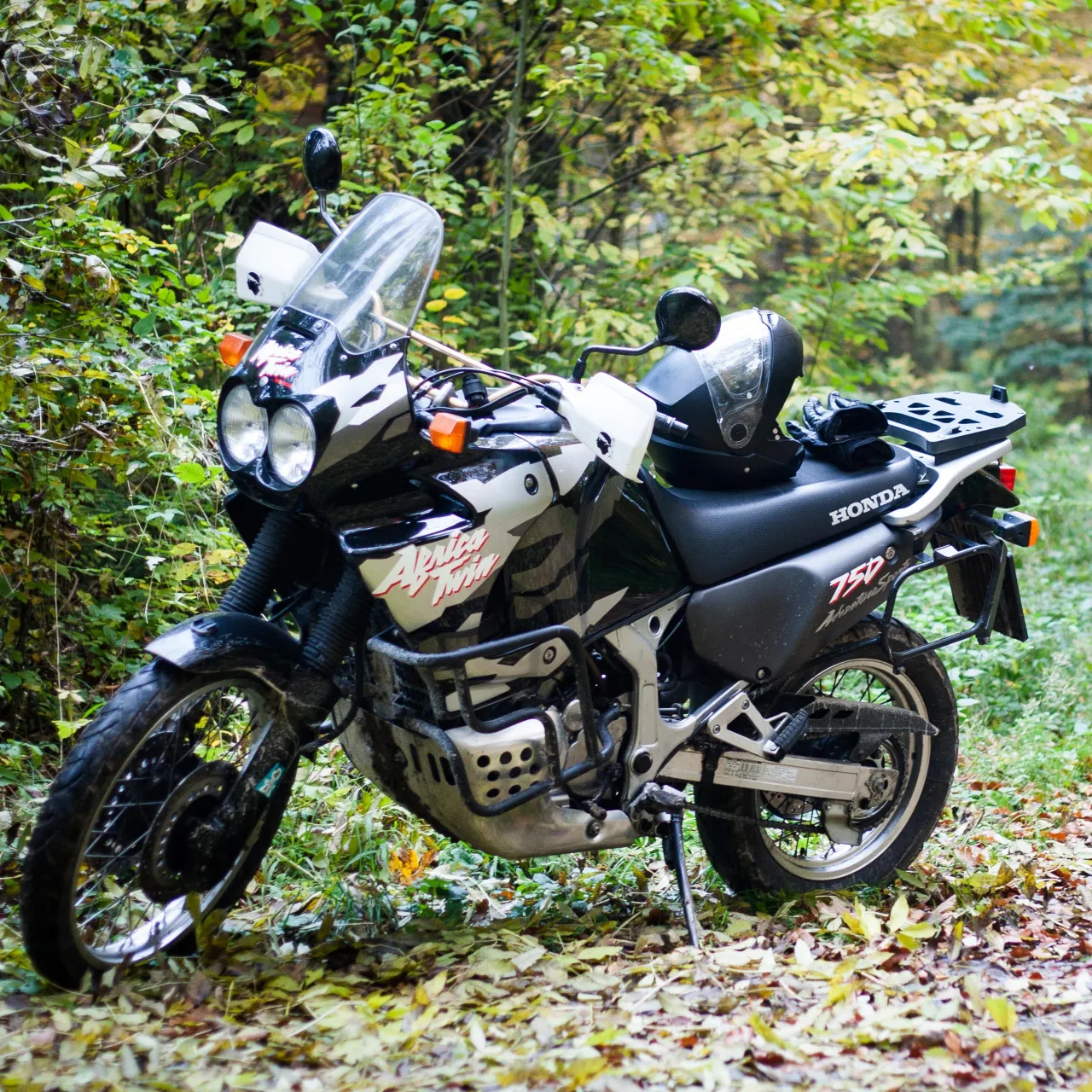 Honda Africa Twin XRV750T zijaanzicht