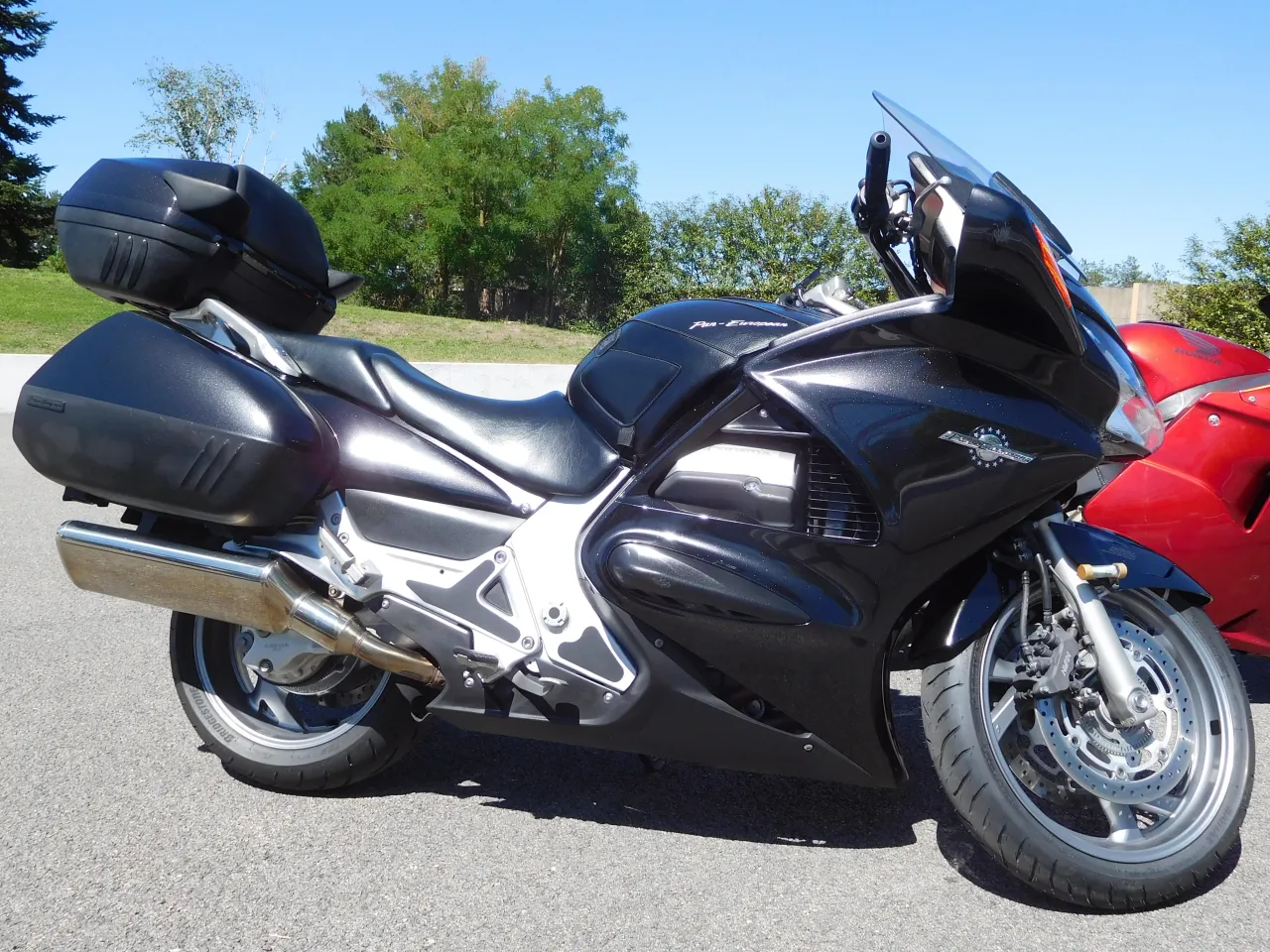 Honda ST 1300 Pan European sport-tourer side view