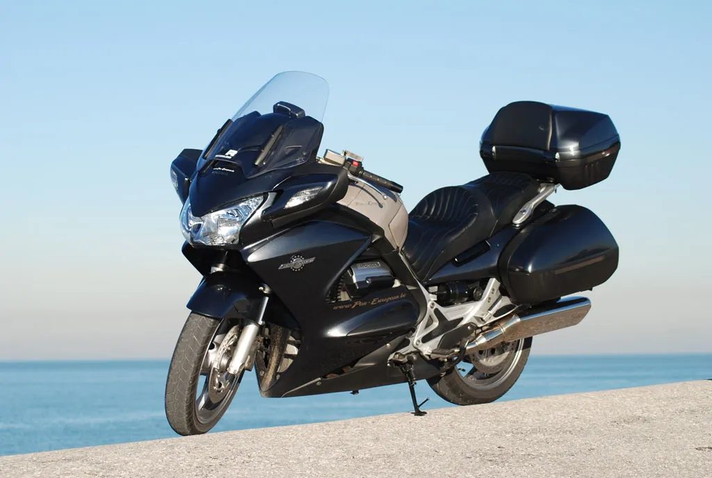 Honda ST 1300 Pan European driekwart aanzicht
