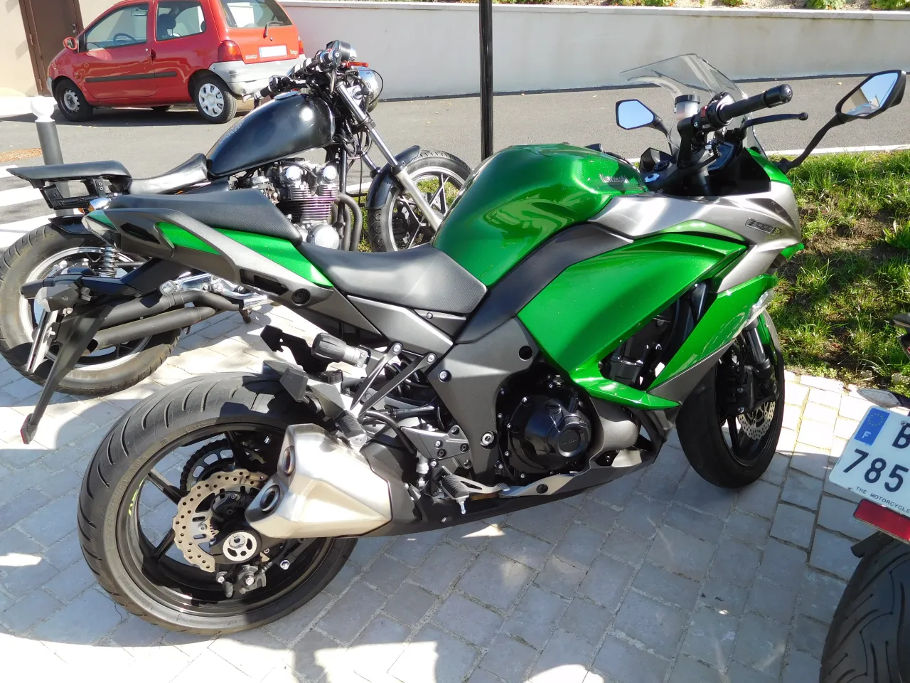 Kawasaki Z1000SX side view