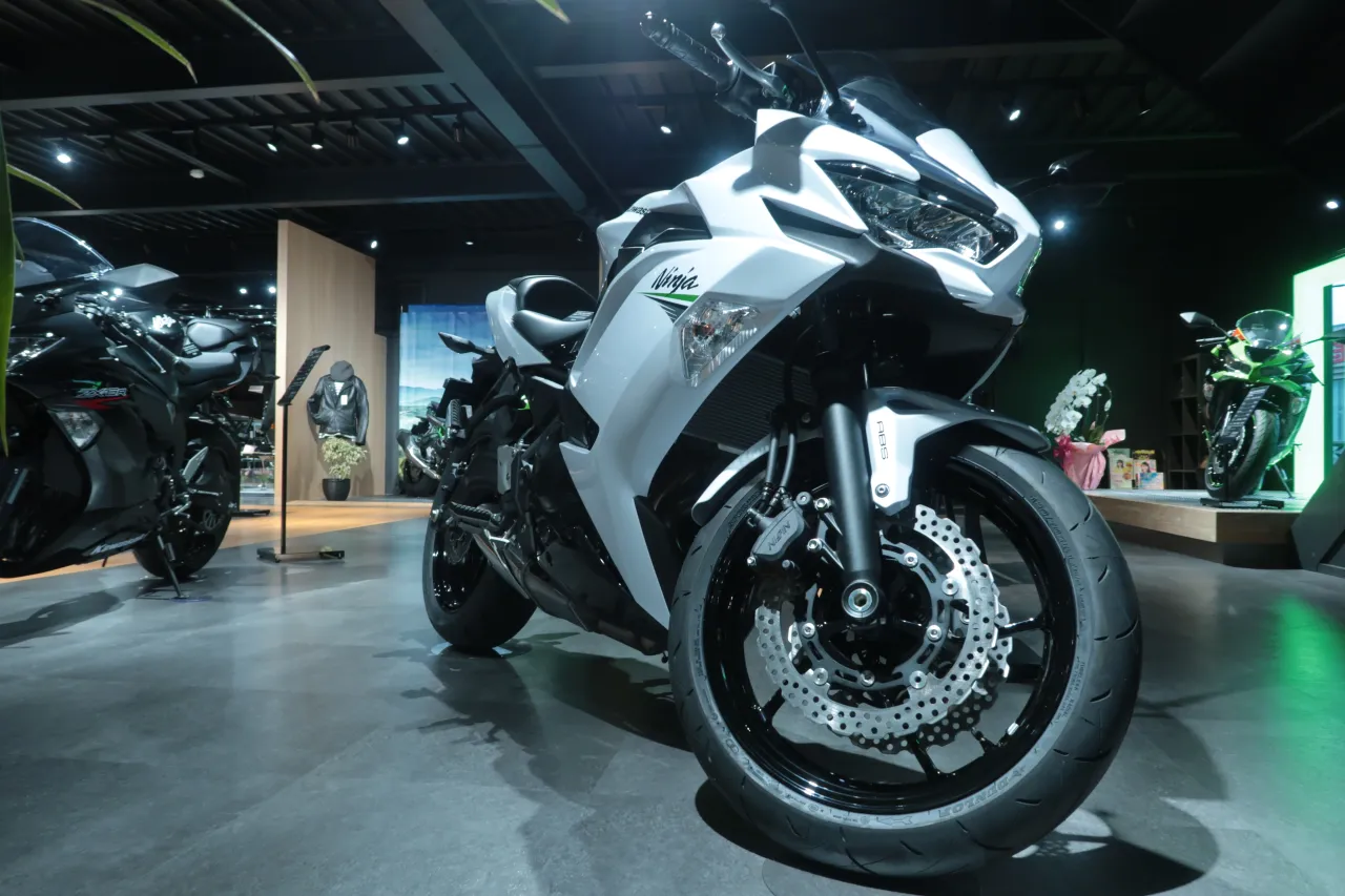 Kawasaki Ninja 650 driekwart vooraanzicht