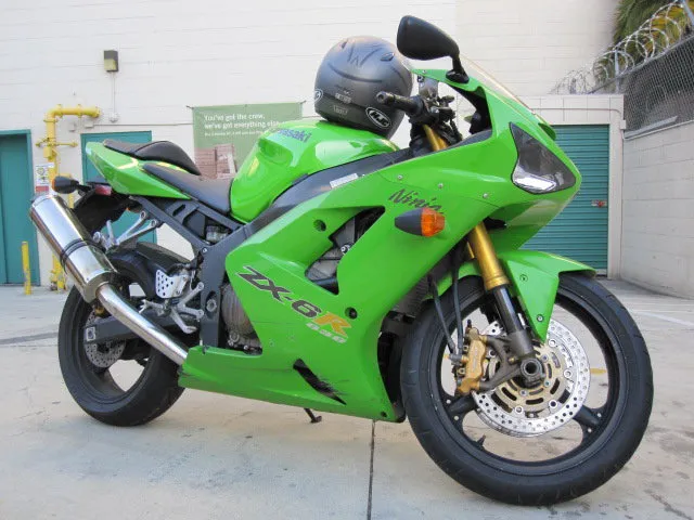 Kawasaki Ninja 650 buiten geparkeerd