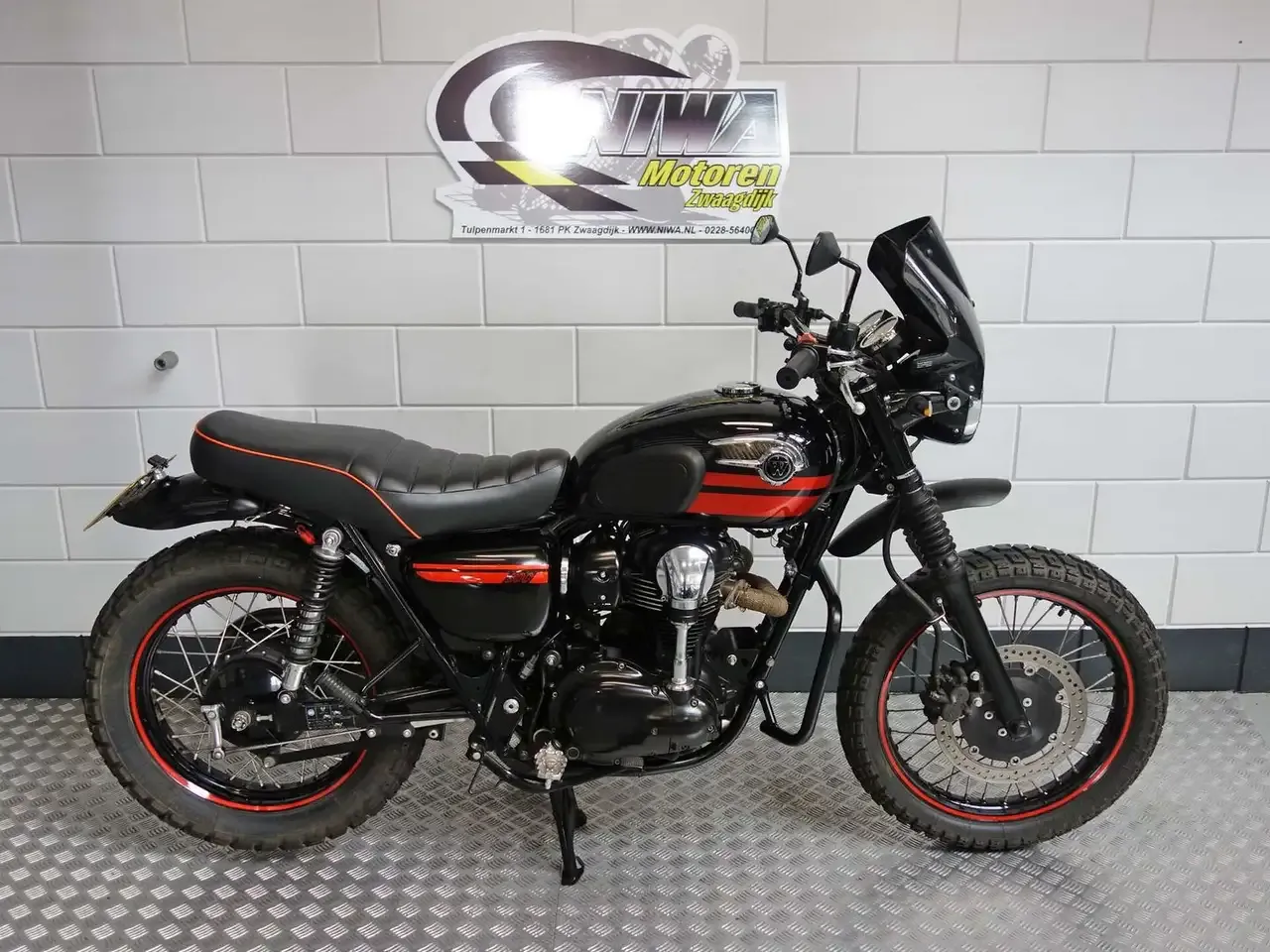 Kawasaki W800 klassieke retromotofiets zijaanzicht
