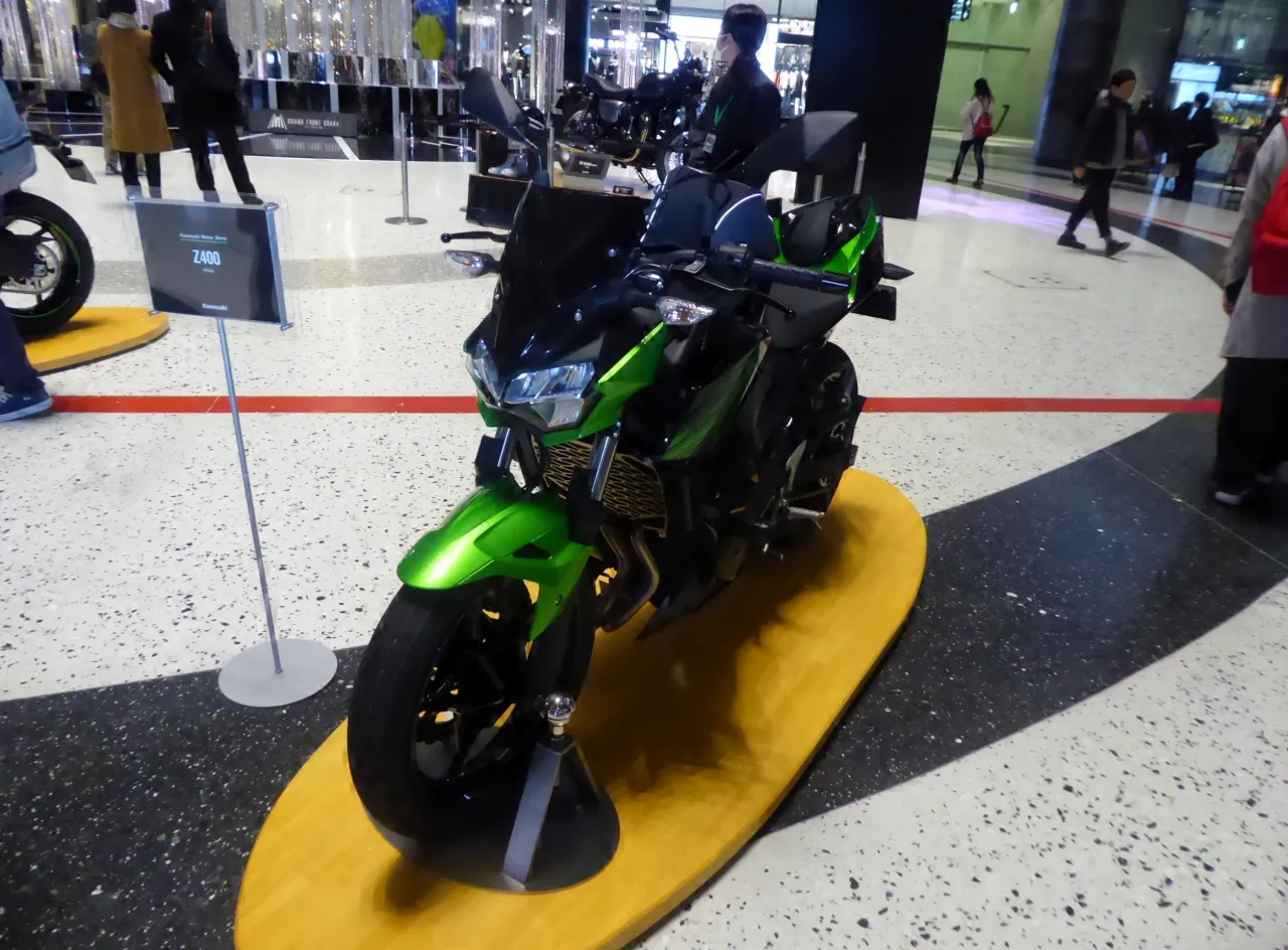 Kawasaki Z 400 naked motorfiets zijaanzicht 2019