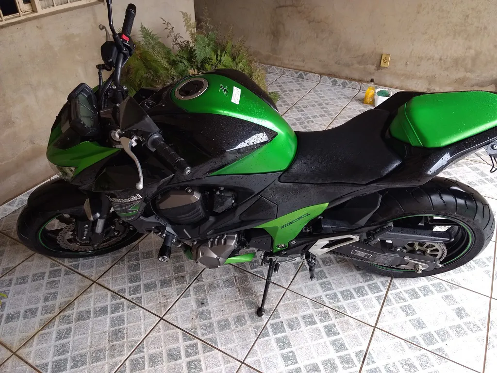 Kawasaki Z800 three-quarter front view