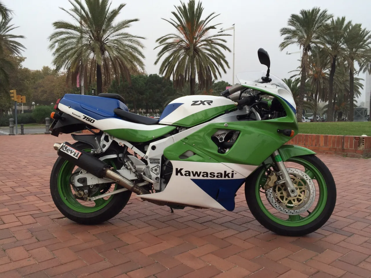 Kawasaki ZXR 750 volledig zijaanzicht