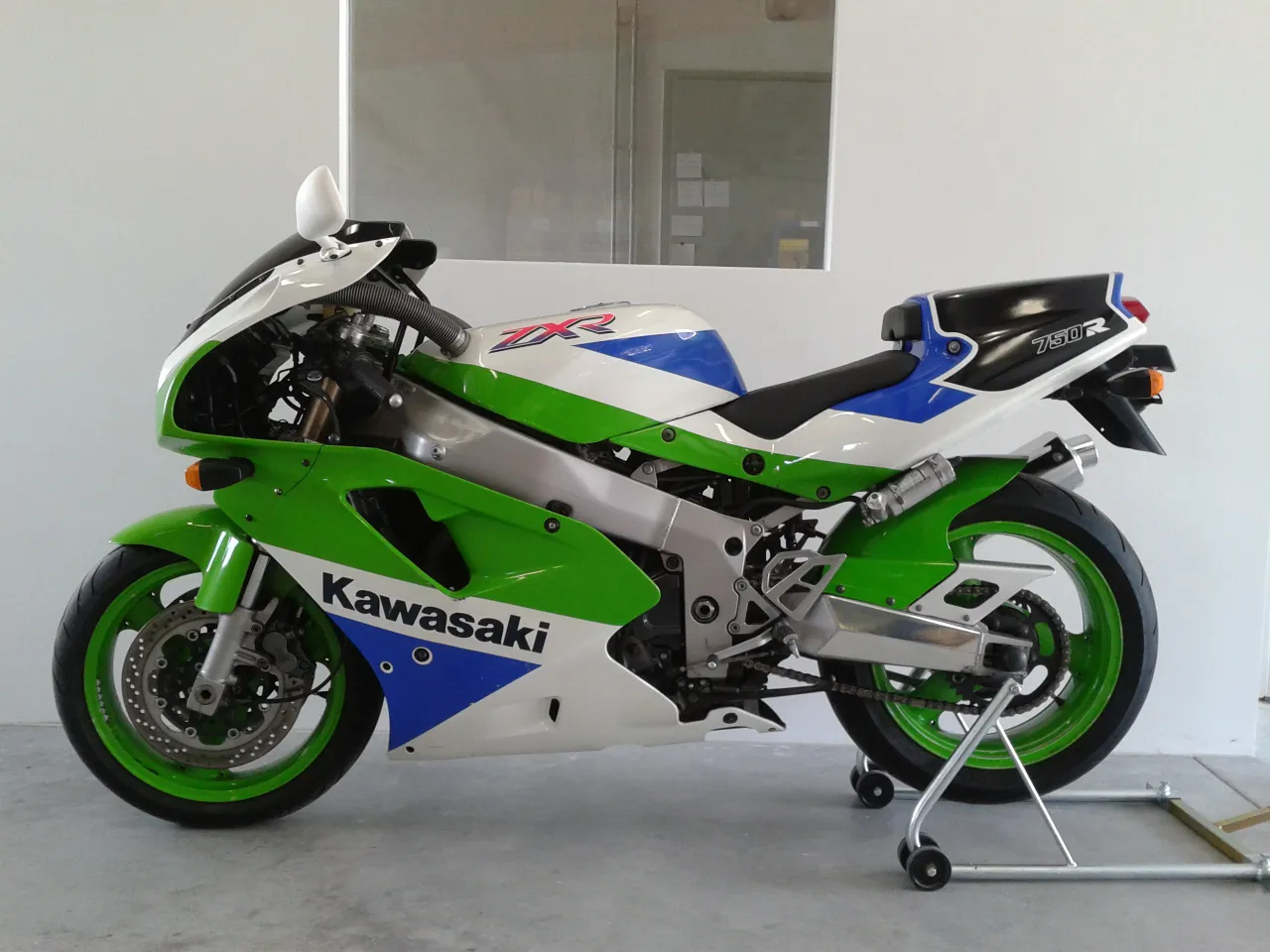 Kawasaki ZXR 750 R zijaanzicht