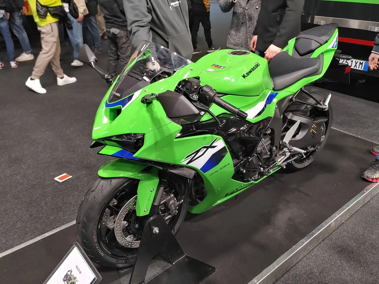 Kawasaki Ninja ZX-6R supersport right-side view