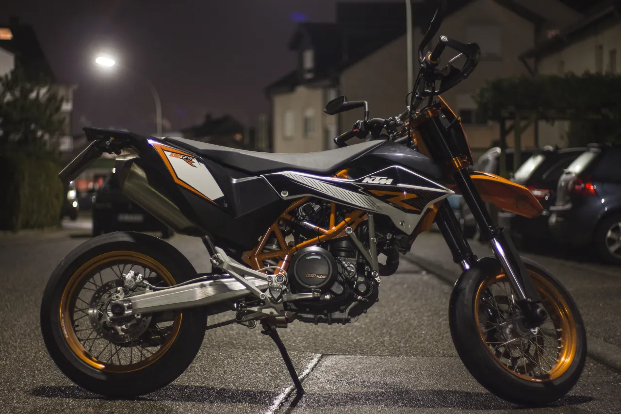 KTM 690 SMC R in gebruik op straat