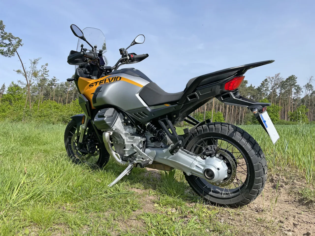 Moto Guzzi Stelvio 2024 V100 platform linkerzijde