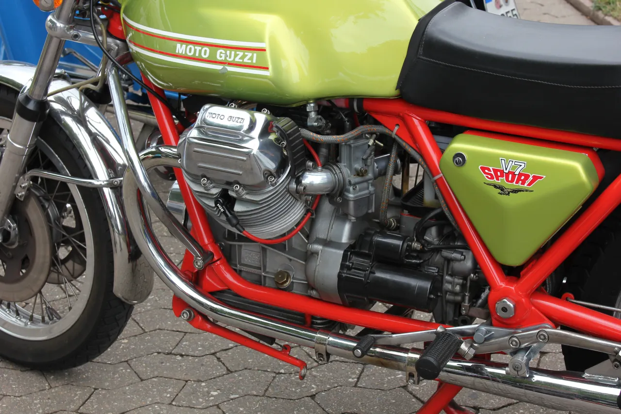 Moto Guzzi V7 motorblok linkerzijde