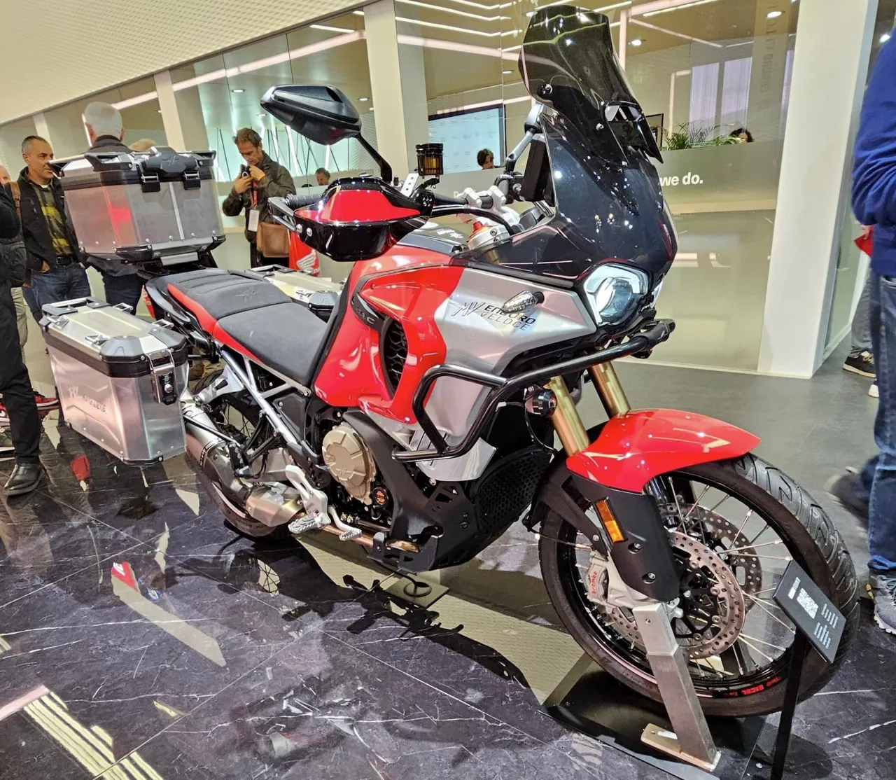MV Agusta Enduro Veloce adventure motor zijaanzicht