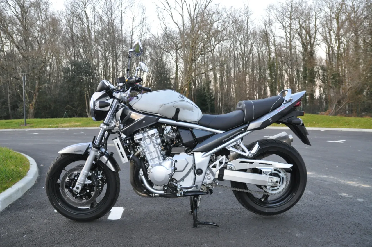 Suzuki GSF-1250 Bandit N naakte versie vooraanzicht