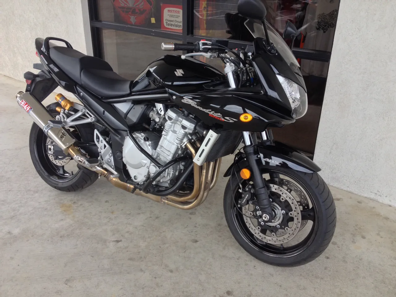 Suzuki GSF-1250 Bandit sport-tourer three-quarter side view